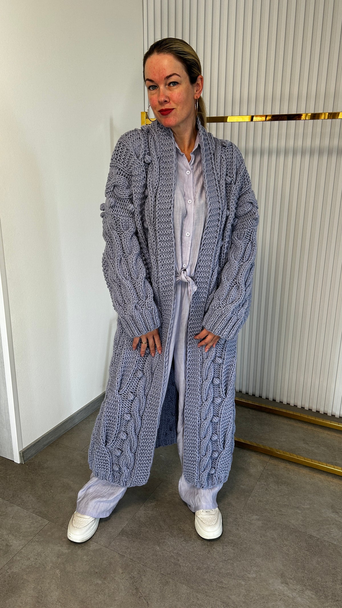 „JAUKUSIS“ kardiganas su šviesiu kostiumėliu – oversized siluetas