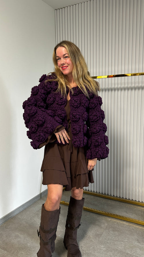 Violetinis „PARIS“ megztukas-švarkelis su iškiliomis nertomis gėlėmis, vaizdas iš priekio