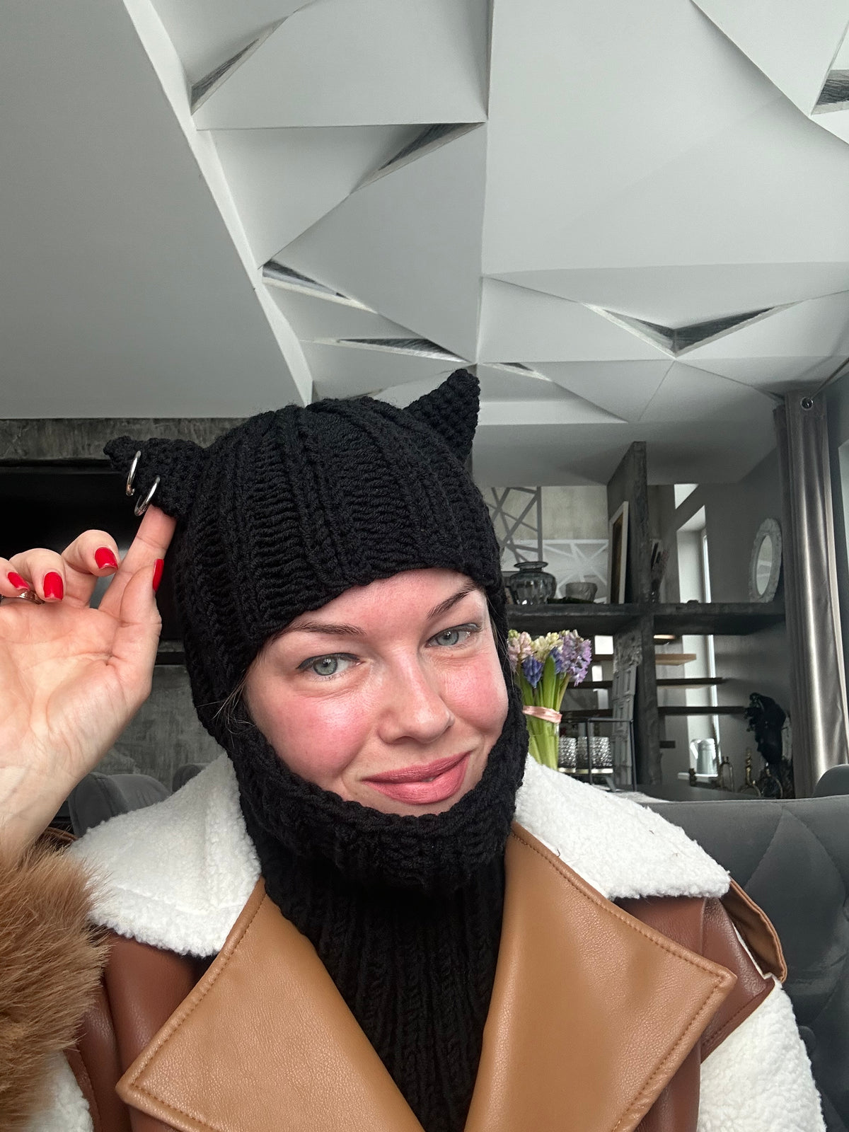 Juoda „VELNIUKAS“ kepurė-šalmukas su odine striuke