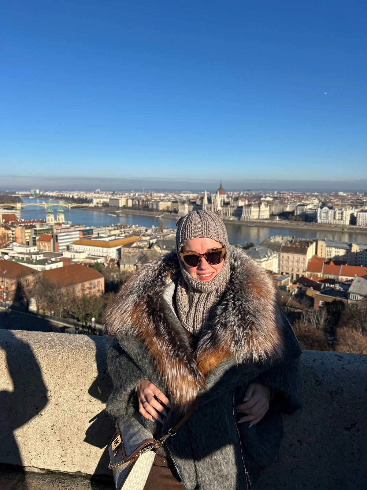 Smėlinis „VELNIUKAS“ šalmukas su kailiniais – žiemos derinys