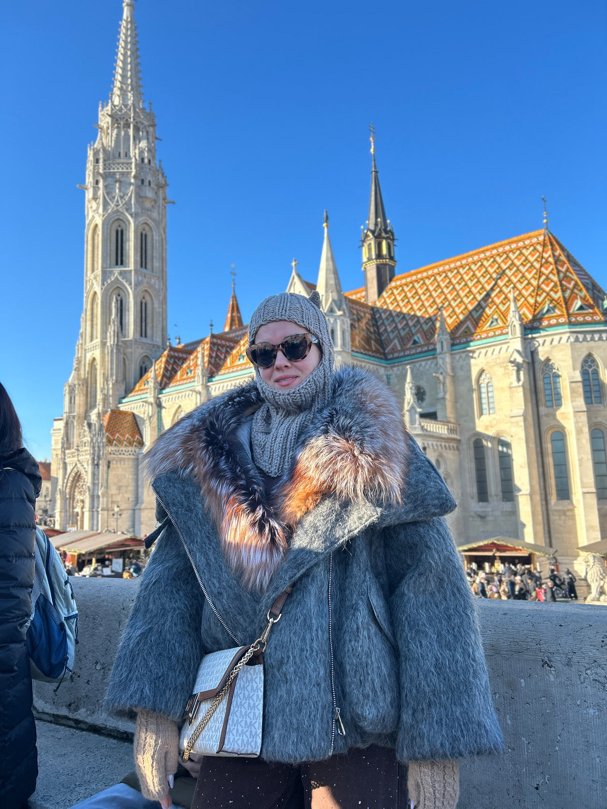 Smėlinis „VELNIUKAS“ šalmukas su kailiniais ir rankine